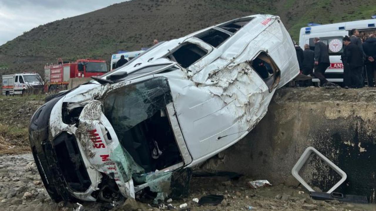 Dere yatağına yuvarlanan minibüste can pazarı yaşandı