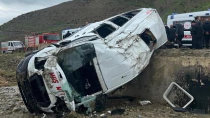 Dere yatağına yuvarlanan minibüste can pazarı yaşandı