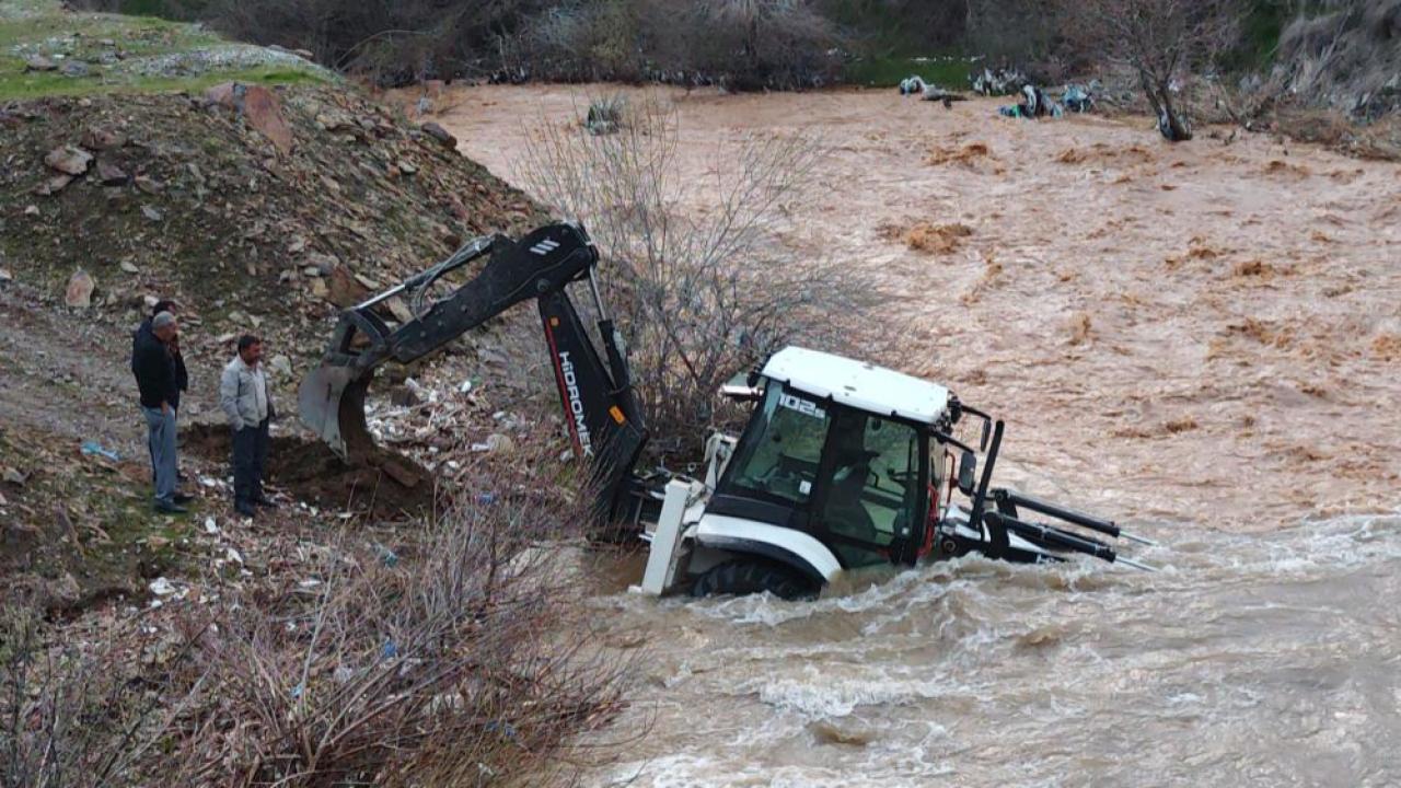 Dereye kapılan kepçe uzun uğraşlarla kurtarıldı