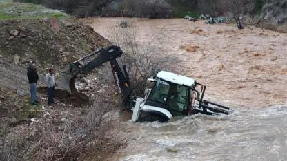 Dereye kapılan kepçe uzun uğraşlarla kurtarıldı