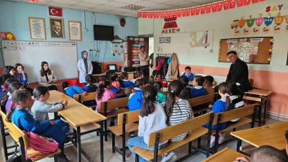 Diyadin’de öğretmene gül mesajı