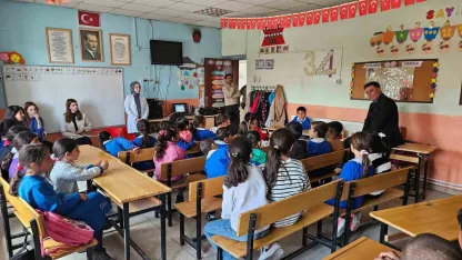 Diyadin’de öğretmene gül mesajı