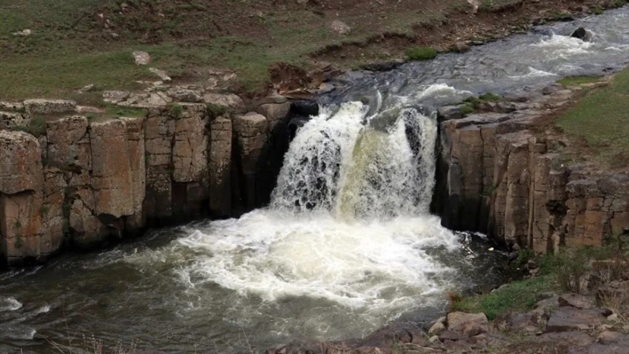 Diyadin’de saklı güzellik yıldızlı şelalesi baharla coştu