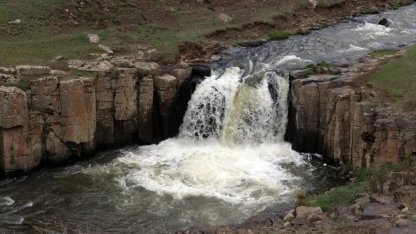 Diyadin’de saklı güzellik yıldızlı şelalesi baharla coştu