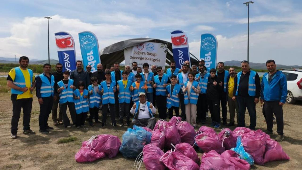 Doğaya saygı için bir araya gelip kıyı temizliği yaptılar