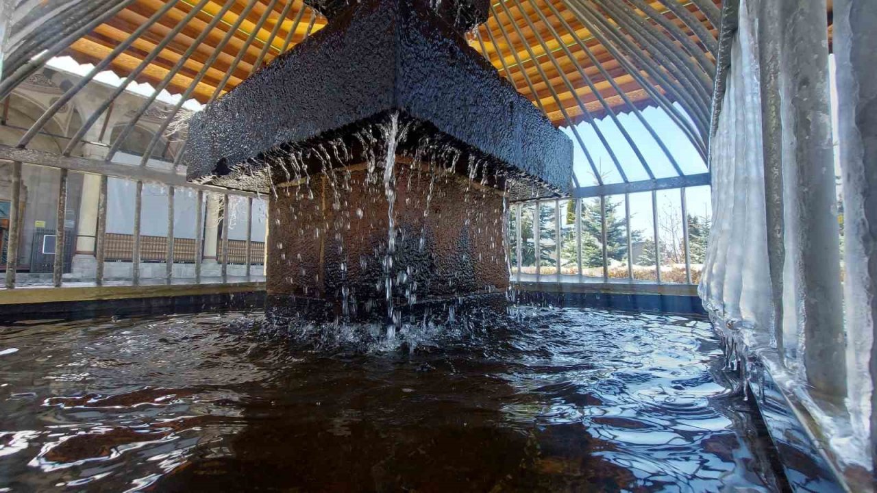 Erzurum’da "dört mevsim" bir arada: Bir yanda kar esareti, bir yanda Palandöken’de kayak, bir yanda parklarda bahar keyfi, bir yanda buz tutan şadırvanlar