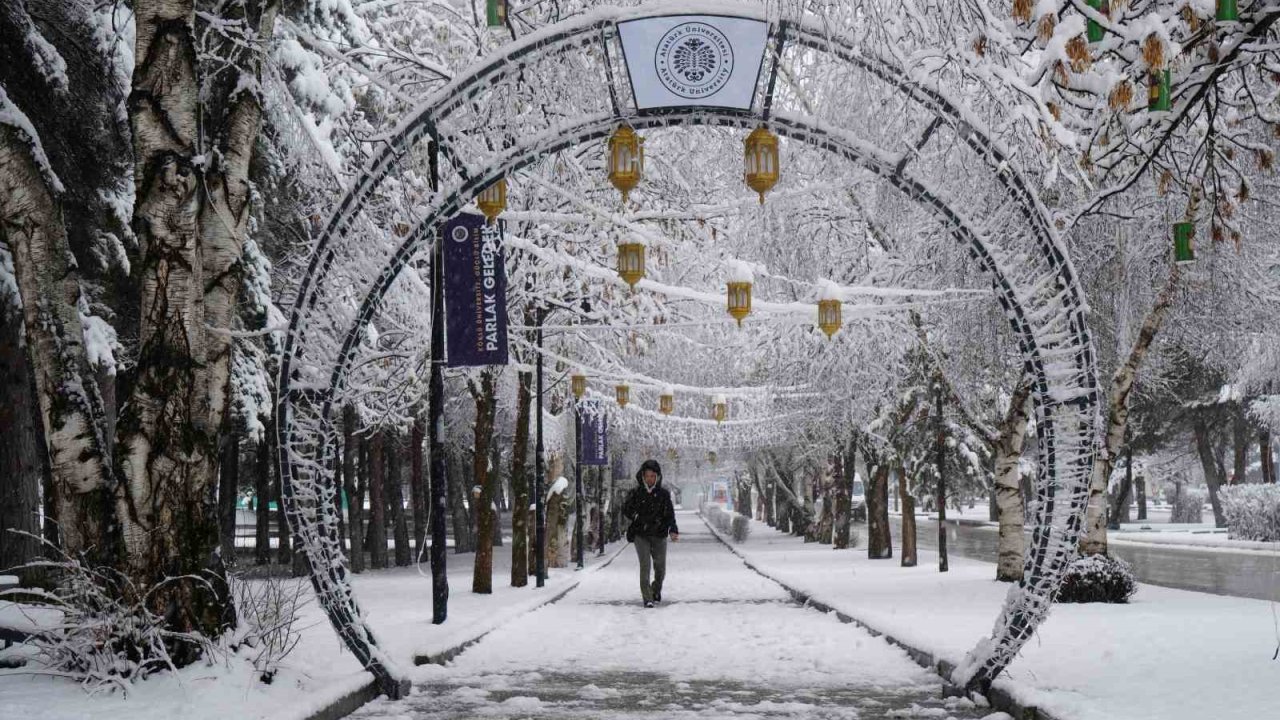 Erzurum’da kar kenti yeniden beyaza bürüdü