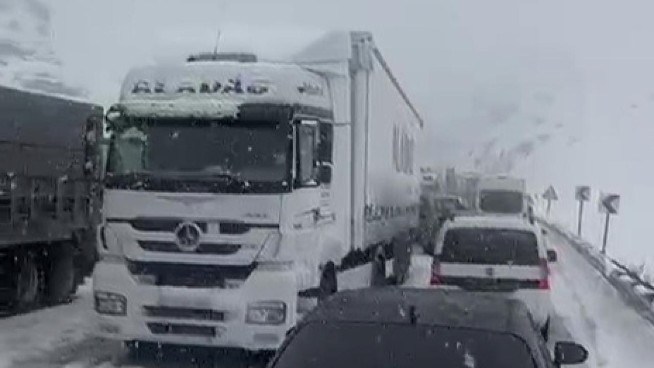 Erzurum’da ulaşıma kar engeli