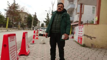 Ev sahibi kaldırımı dubalarla kapattı