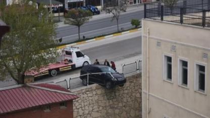 Araç duvarda asılı kaldı