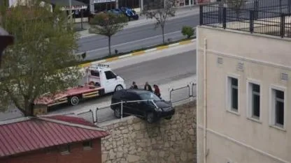 Araç duvarda asılı kaldı