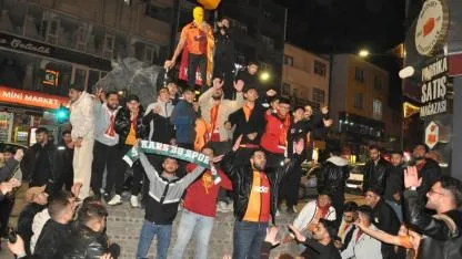 Galatasaray taraftarları Kars’ta şampiyonluğu erken kutladı