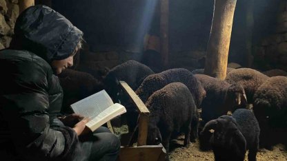 Gündüz hayvan bakıyor gece hayalleri için çalışıyor