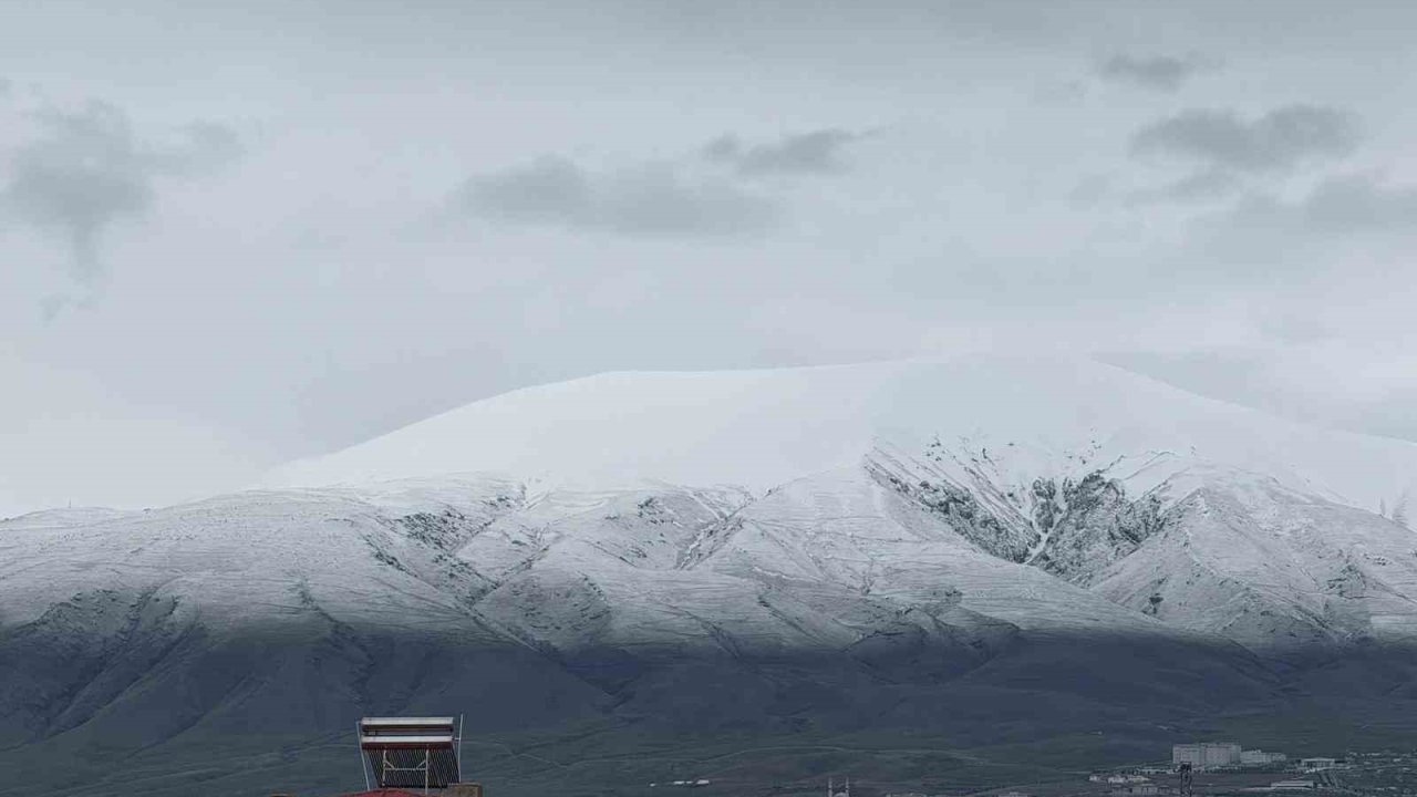 Iğdır Ovası’nı çevreleyen sıra dağlar yeniden beyaza büründü