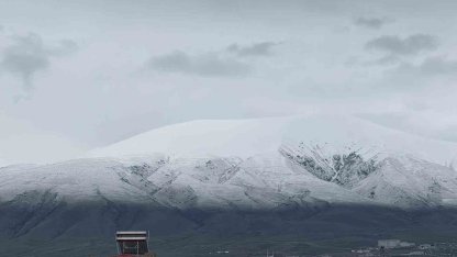 Iğdır Ovası’nı çevreleyen sıra dağlar yeniden beyaza büründü