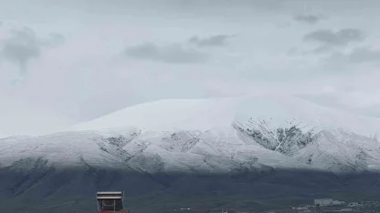 Iğdır Ovası’nı çevreleyen sıra dağlar yeniden beyaza büründü