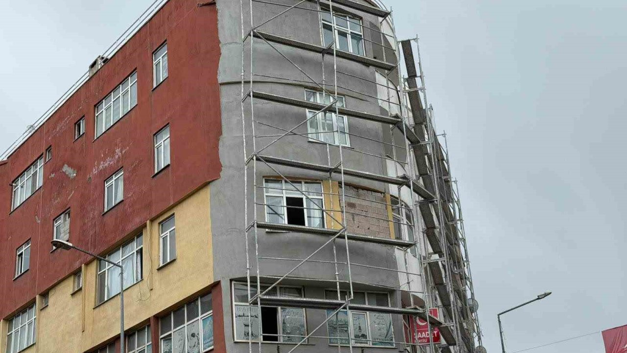 Iğdır’da binadaki dış cephe çalışmasında güvenlik ihmali