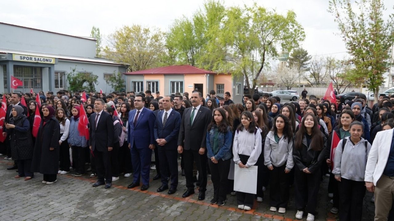 Iğdır’da haftanın ilk eğitim gününde protokol öğrencilerle buluştu