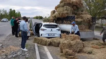 Iğdır’da kamyonet ile otomobil çarpıştı: Otlar aracın üzerine döküldü