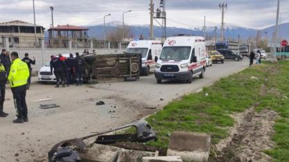 Iğdır’da ticari araç refüje çarparak takla attı