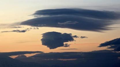 İnsan silüetini andıran bulut kümesi hayran bıraktı