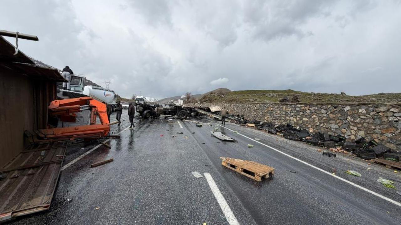 İş makinesi ile tır çarpıştı 1'i ağır 3 yaralı