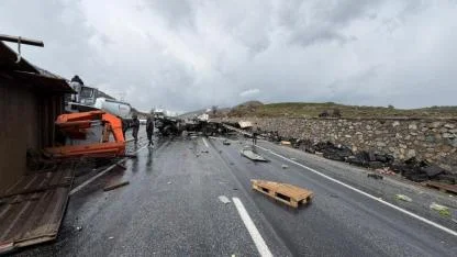 İş makinesi ile tır çarpıştı 1'i ağır 3 yaralı