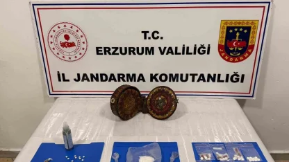 Jandarma Erzurum’da ceylan derisi üzerine yazılmış altın işlemeli Tevrat yakaladı