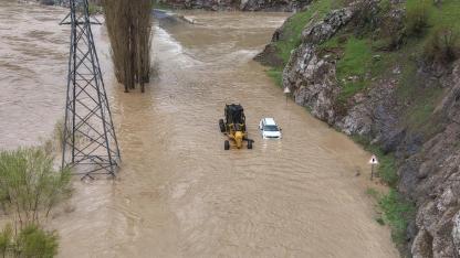 Kara yolu sular altında kaldı