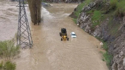 Kara yolu sular altında kaldı