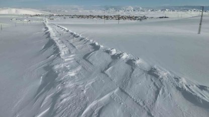 Karayazı’da karla mücadele: Kapalı yollar açıldı, öğrenciler okullarına ulaştı