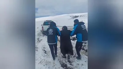 Kardan yolu kapanan köydeki hastayı UMKE hastaneye ulaştırdı
