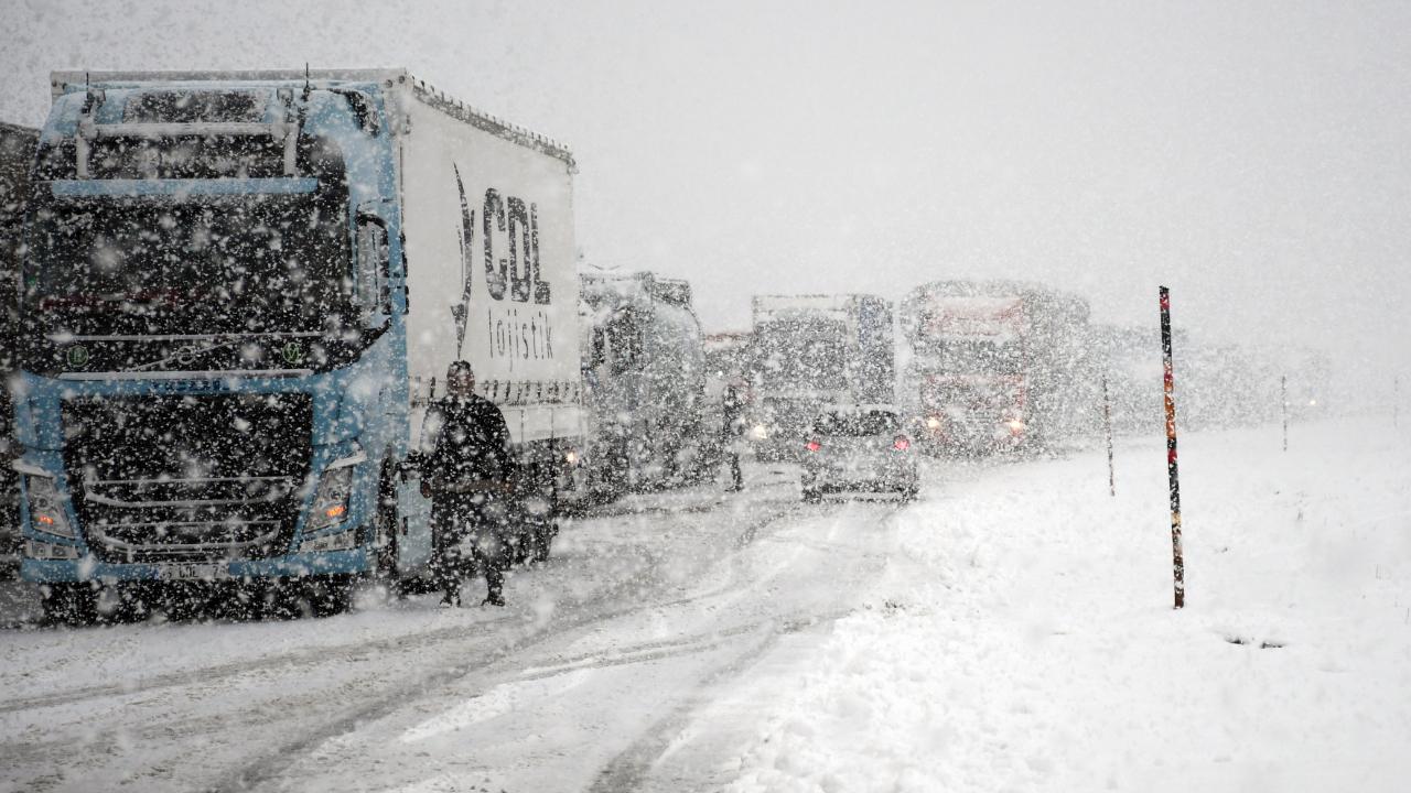 Kars-Erzurum kara yolunda ulaşım kontrollü sağlanıyor