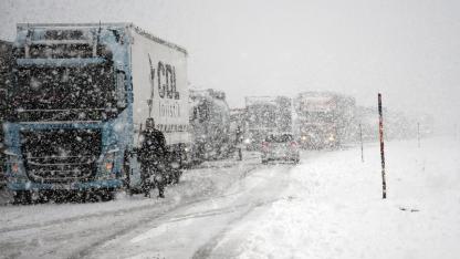 Kars-Erzurum kara yolunda ulaşım kontrollü sağlanıyor