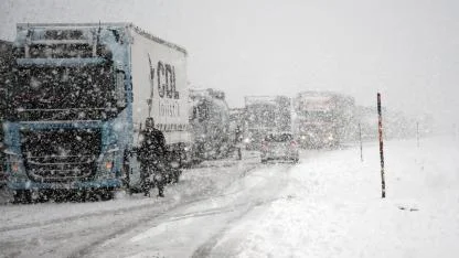 Kars-Erzurum kara yolunda ulaşım kontrollü sağlanıyor