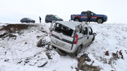 Kars hafif ticari araç şarampole uçtu