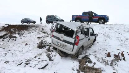 Kars hafif ticari araç şarampole uçtu