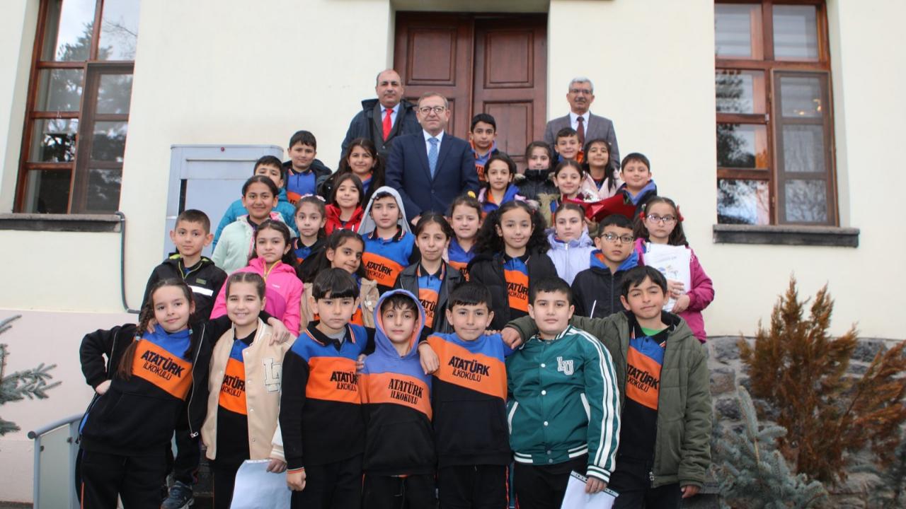 Kars Valiliğine küçük ziyaretçiler