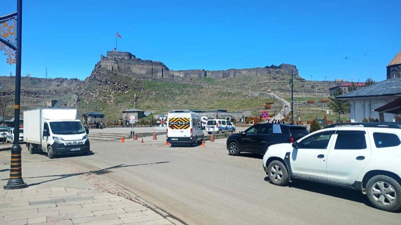 Kars, yılın ilk güneşli ve sıcak havası yaşıyor