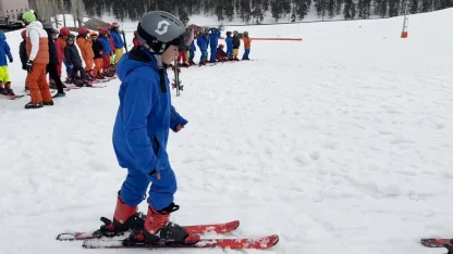 Kars’ın çocukları Nisan’da 2 metre kar üzerinde kayak öğreniyor