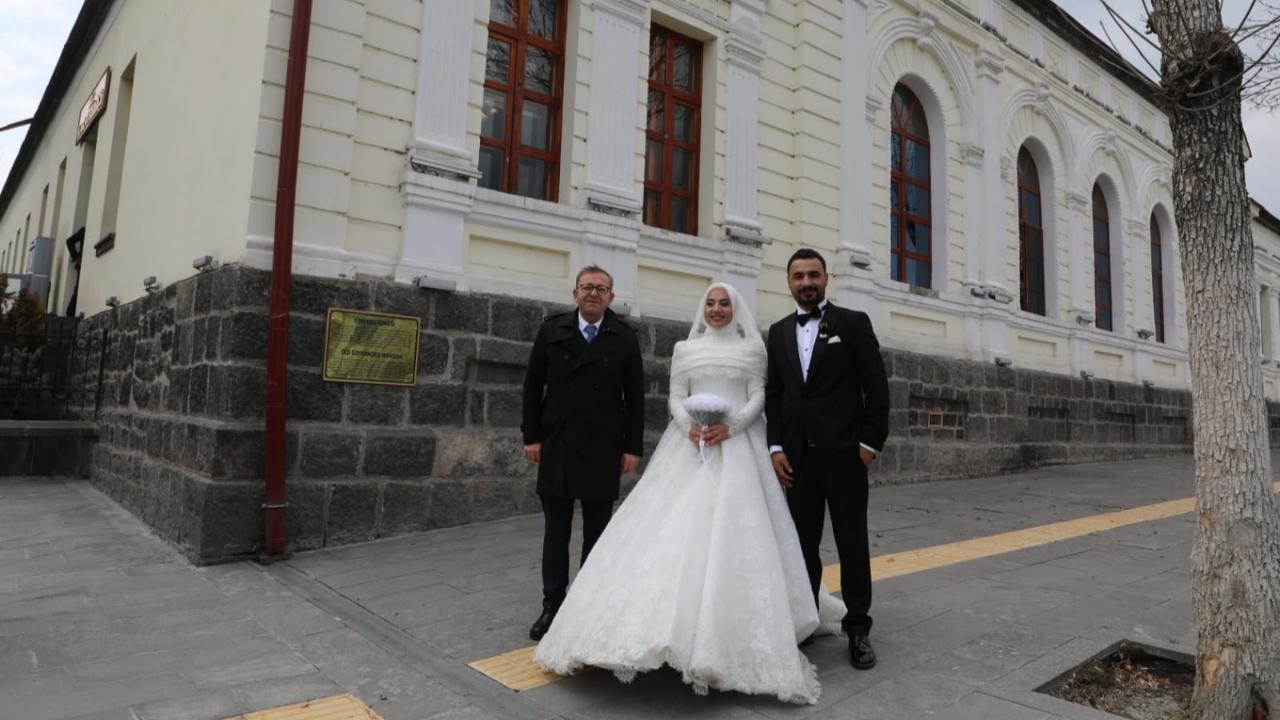 Kars’ın tarihi yapıları çiftlerin gözdesi
