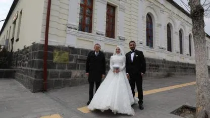 Kars’ın tarihi yapıları çiftlerin gözdesi