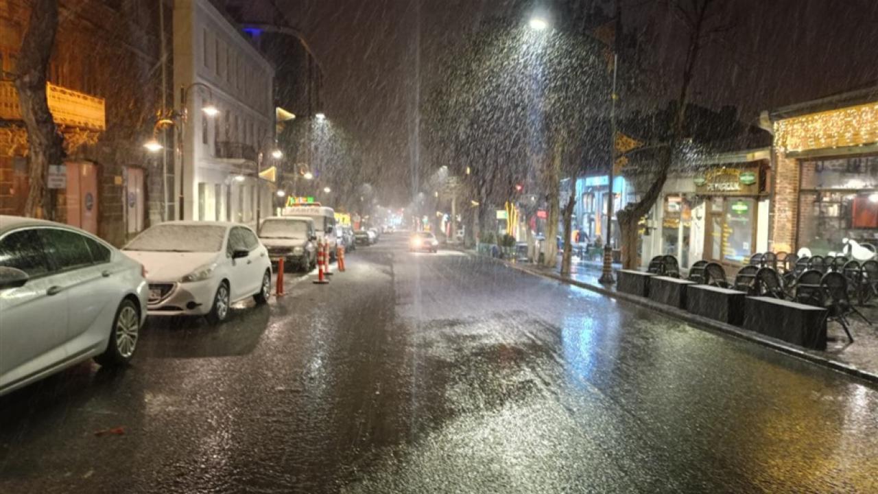 Kars’ta 24 Nisan: Lapa lapa kar yağıyor