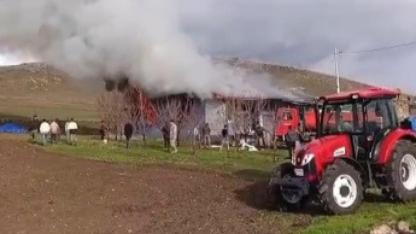 Digor’da çıkan yangında bir ev küle döndü