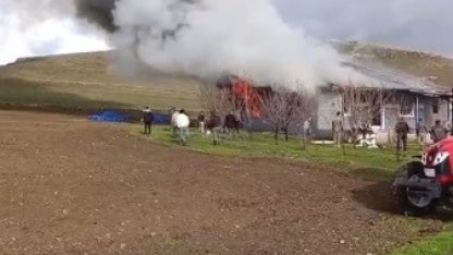 Kars’ta alevlere teslim olan ev kullanılamaz hale geldi
