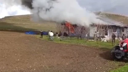 Kars’ta alevlere teslim olan ev kullanılamaz hale geldi
