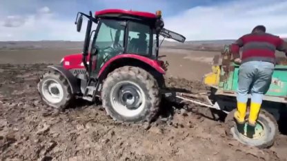 Kars’ta çamura saplanan traktörler güçlükle kurtarıldı