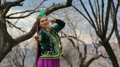 Kars’ta çiçek açan bağlarda Kafkas dansı görsel şölene dönüştü