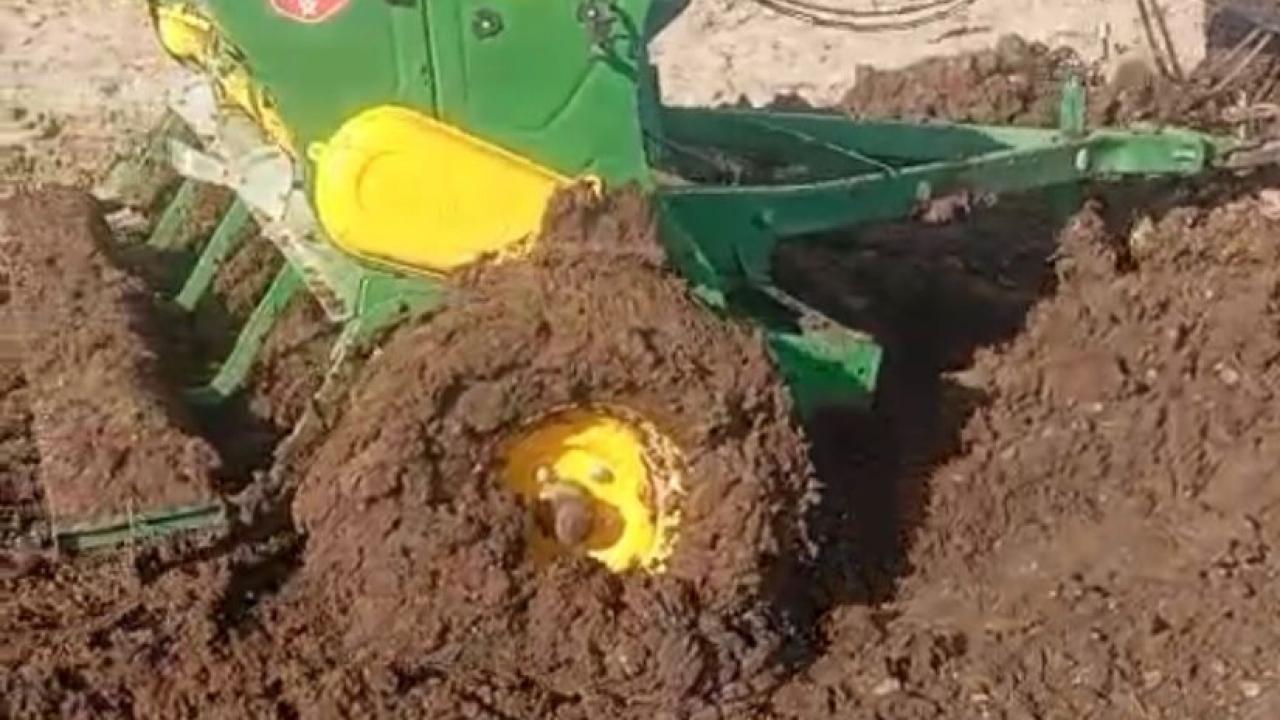 Kars’ta çiftçinin çamur çilesi