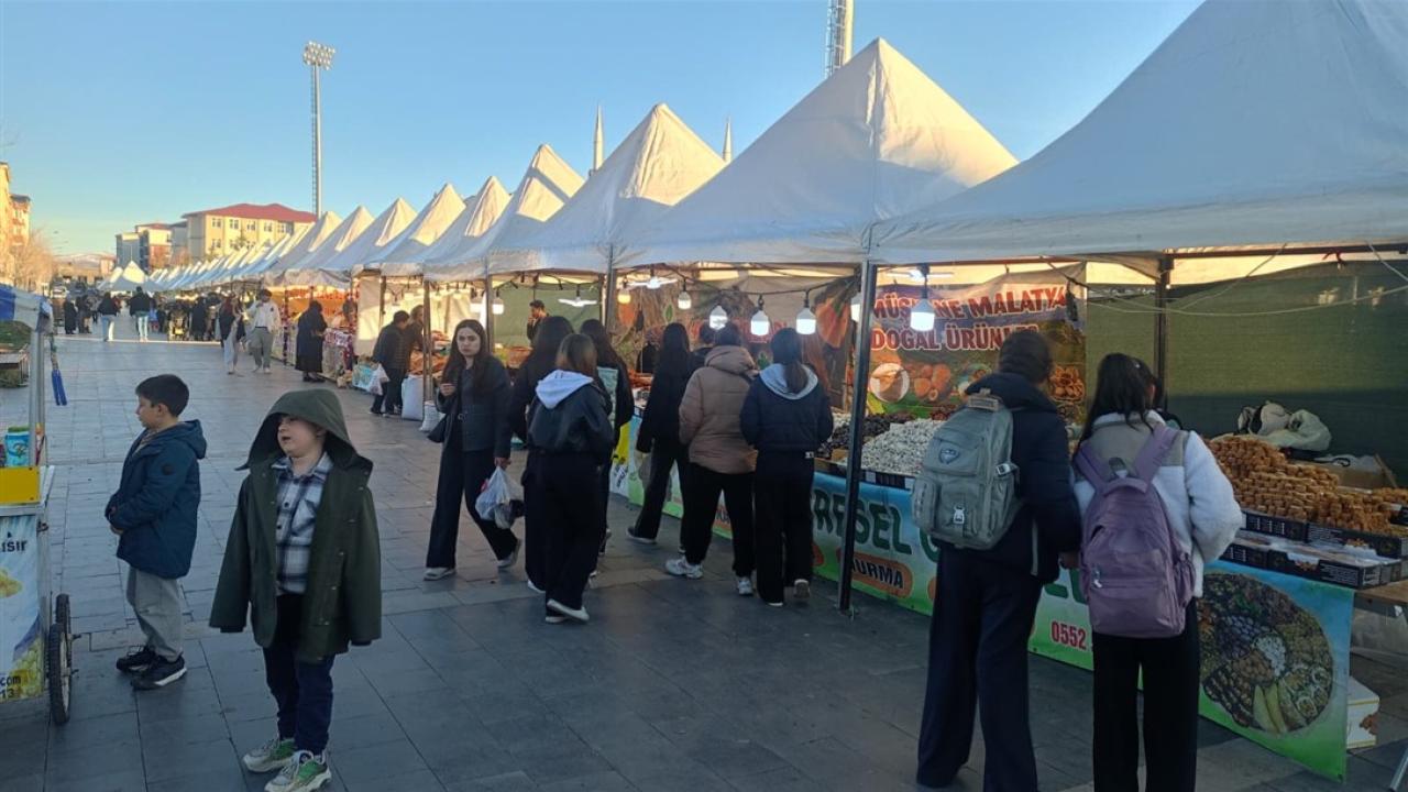 Kars’ta geleneksel yöresel ürünler fuarı sona erdi